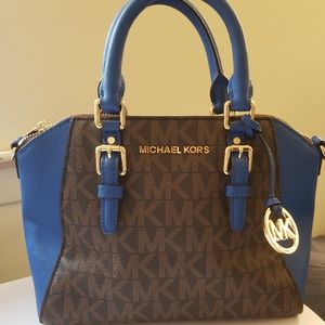 Michael Kors Signature Shoulder Bag Medium Bag